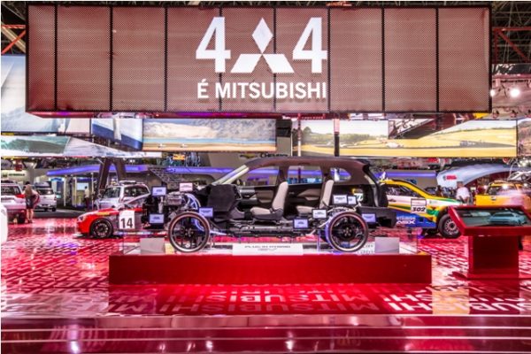 Mitsubishi corta carro ao meio para mostrar a tecnologia híbrida no Salão do Automóvel